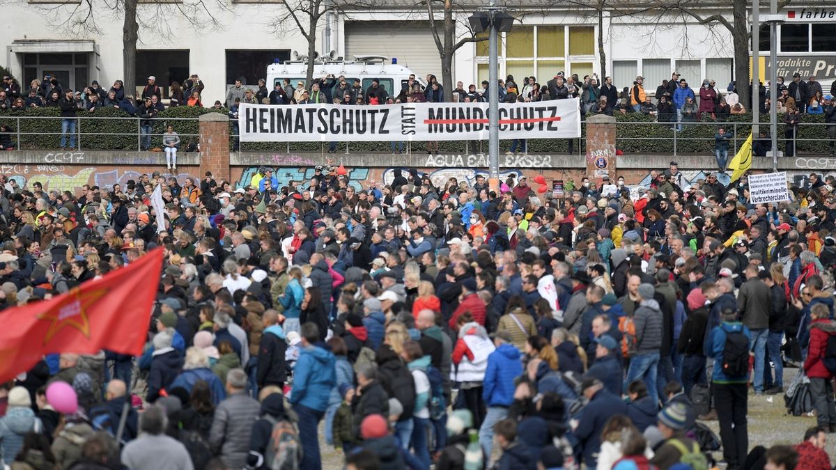 Tisíce lidí vyšly ve Stuttgartu protestovat proti covidovým opatřením